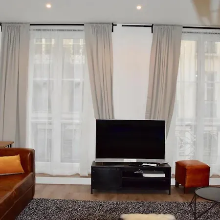 Апартаменты Elegant Dans Le Quartier Concorde A *